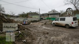 FOTO // Străzi îngropate în noroi la Durlești. Localnicii sunt în culmea disperării și ies din case doar în cizme de cauciuc